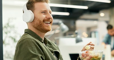 Employee constantly takes 2 hour lunch breaks, gets upset when coworker stops working in protest: 'I work faster than you. It's not my fault you're slow'
