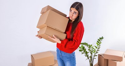Woman refuses to pull her weight after 6 years of living at sister's apartment for free, sister demands she leave after finding out all her lies: ‘I'm throwing all her stuff out’