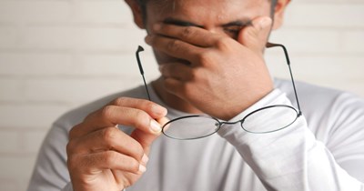 Guest throws a fit over a security deposit needed to make the hotel reservation and confronts the front desk employee, causing a scene over it: ‘Why are you being so difficult? I say, annoyed and over this clown.’