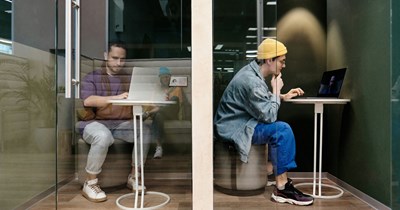 Employer demands all employees return to the office 4 days a week despite there not being enough desks or even seats for everyone—this marks a brutal end to the previous 2-day flexible working policy: 'People often have to work at the cafeteria'