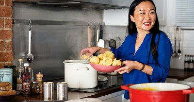 Woman yells at roommate for disposing of pasta water while helping her with dinner: 'Did no one teach you you need the pasta water?'