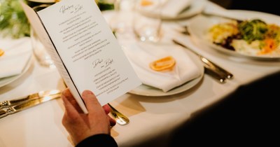 Couple organizes wedding and decides to save money on food for their guests, only serving appetizers: ‘I, and about 30 other ravenous guests went to a pizza place across the street to eat’