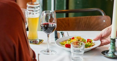 Man demands restaurant server leave him alone on first date, misses out on second date because of lack of service: 'My job is to guide people without being overbearing'