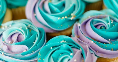 Guest brings cupcakes to friend's yard party, friend gets annoyed when she offers them to people without asking: 'She asked if I could buy more'