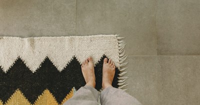 School makes teachers take their shoes off in the building, forcing 23-year-old KIndergarten teacher to teach barefoot