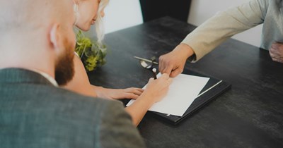 Boss forces employee to sign offer letter with worse benefits and pitiful pay raise, threatens to fire them if they don't comply: 'I signed out of panic and fear'