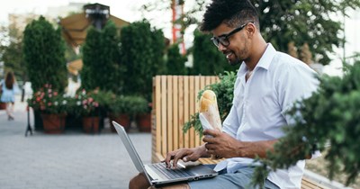 New hire has lunch alone in park, gets criticized by manager for not eating in breakroom instead: 'It is starting to read as not being interested in the team'