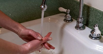 Employee asks her coworker to stop washing his hands because she's sensitive to the scent of the office soap: 'Does that mean she's not washing her hands?'