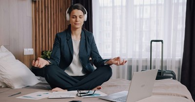 'What can you figure out about a guest just from the way they check in?': Front desk employees and hotel workers discuss different character traits about guests that tell them how their stay will be