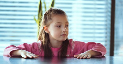 12 year old daughter refuses to eat what her father 'cooked', asks permission to make something else but the father doesn't allow it: "He told me that I would sit at that table until I finished eating"