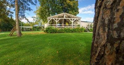 Homeowner has to explain to neighbors that their fenced garden is not a park just because it looks nice and has a tree in it: 