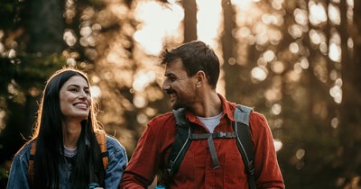 Stranger confronts hiking couple for talking on a quiet Yellowstone trail, claiming they’re disrespecting nature, but the wife shuts down the scolding, and the couple finish their hike normally: "The trail was hellroaring creek, It is in bear country"