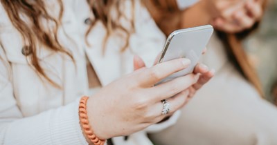 Coworker sends colleague over 1,000 texts in less than a week, she wonders what to do: 'Most are kinda creepy!'