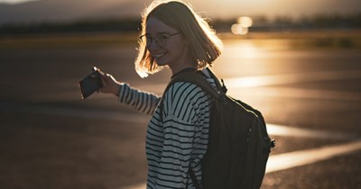 16-year-old demands refund for $1500 flight after getting stuck at LAX for 22 hours, dad pockets it because he paid: 'She reacted like she was getting all of it'