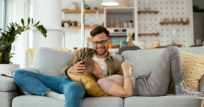 29-year-old asks younger sister to water plants for 2 weeks, kicks her out at 11 PM when she realizes she and her boyfriend are living in her apartment: 'They needed to leave'