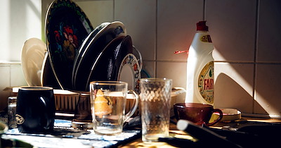 Roommate loses it on roommate who uses soap to clean a nonstick pan: 'Tell me if I’m the crazy person here'