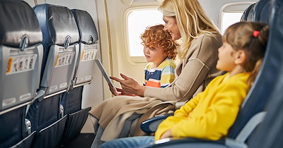 Airplane passenger calls out mom conducts reading lesson with her child at 8:30 PM, tells them to be quiet: 'That’s ridiculous'