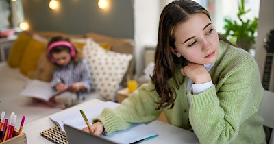 Affluent parents pressure 17-year-old daughter to take out $400K in student loan debt to get her undergraduate degree: 'I love my dream school, but I love my future more.'