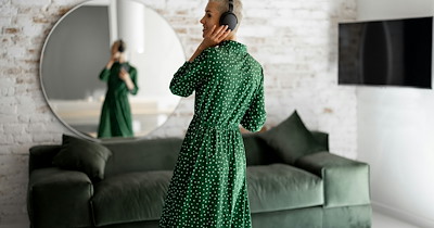 Head of department criticizes new mother for wearing flowy dresses to work, says her dresses look like nightgowns: 'I didn't violate the dress code.'