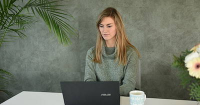 Husband criticizes his wife making $300K for her childish looking PowerPoint slides: 'I wonder if she could make it through a shift at a lumber yard.'