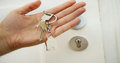 'I'm not the agent': Customer at apartment viewing gets confused by another interested renter as the agent, he clarifies he isn't, but they don't believe him and keep asking him questions about the apartment