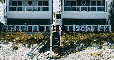 Man lets brother pay $3400 for beachside rental, tells parents he booked them a vacation for their 40th anniversary: 'The whole table was congratulating him'