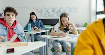 High school teacher questions how to teach teenagers who can't start a sentence on their own: 'How will they survive if they graduate?'