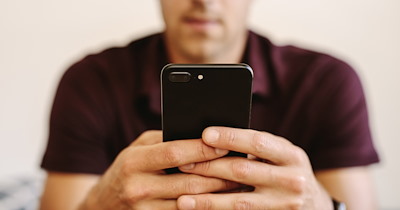 Father gains access to 19-year-old daughter’s bank account and monitors her expenses, she opens a secret account in response: ‘I had never felt more free financially’