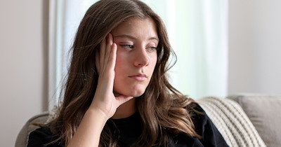 21-year-old sister refuses to buy older brother a Christmas gift after he doesn't even get her a card for her birthday despite earning 5K a month: 'He said he hates presents so I don't see the problem'
