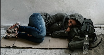 Woman forces friend with $300 to her name to give $40 to a homeless person after she already spent $50 on their coffee and food: 'Your friend was playing the big-hearted philanthropist with YOUR money.'