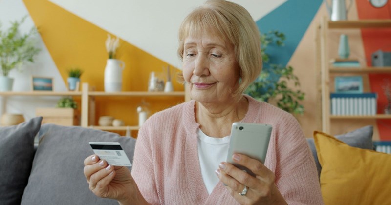 27-year-old daughter stops sending parents $400 monthly after she finds out it's going to her brother and not them: ‘I think I had a right to know’