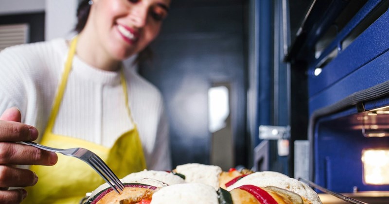 employee bakery job cake decorator baker co-workers entitled cafe job Entitled People - 44495109