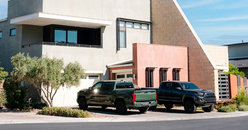Neighbor stores boyfriend's car in a shared driveway for 6 months, nearby residents have had enough: ‘I'm losing my mind’