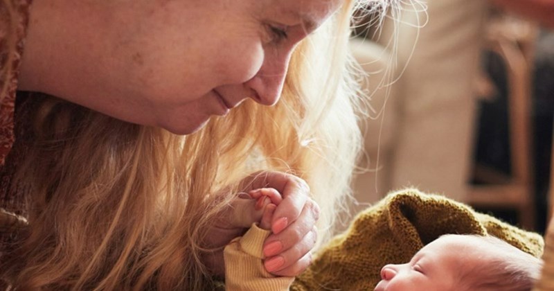 family drama grandma parenting babysitting new parents family grandparents newborn grandmother Family - 44604933