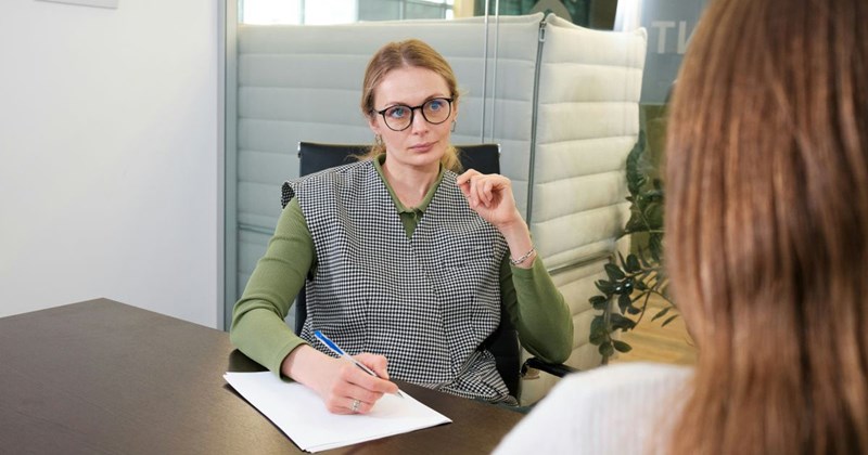 loyalty recruiter front desk overqualified rejection hiring process job seeker selfie red flag toxic-work-environment Workplace - 44730373