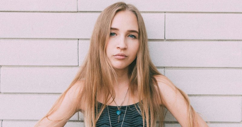 A teenage girl who doesn't feel particularly ashamed about making fun of her stepbrother. 