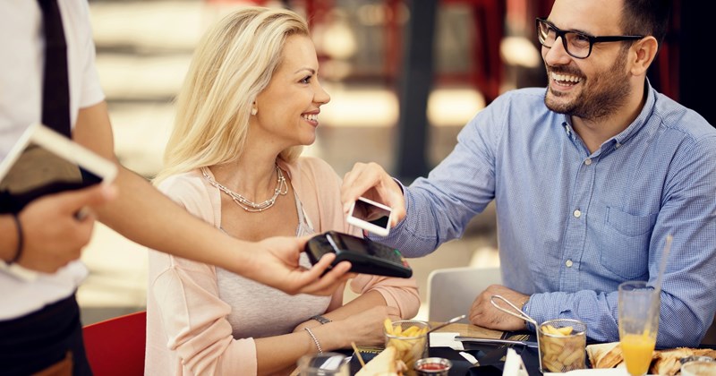 boyfriend girlfriend dinner family Family - 44902149