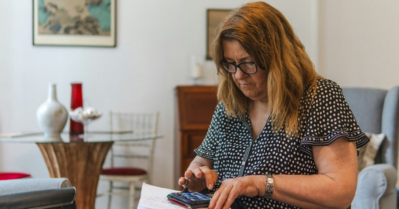 Aunt finds 19-year-old niece's bank statements, demands niece give her a monthly loan after discovering her savings account, niece refuses: ‘I'm tired of helping you out’