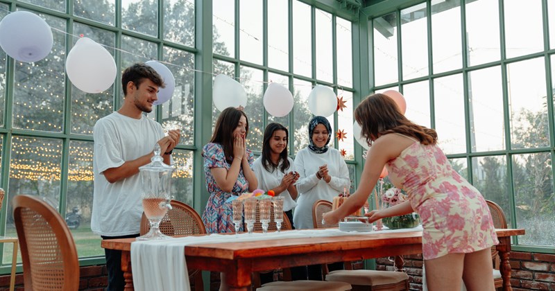 Friends friendship guests birthday party - 44978181