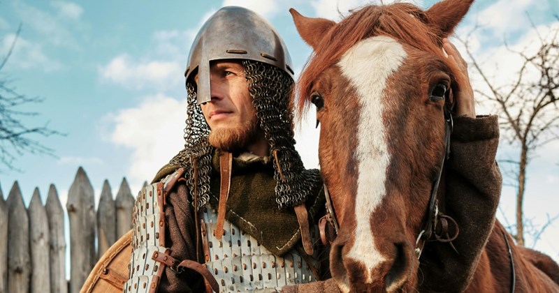 Renaissance fair visitor refuses to defend girlfriend after another visitor claims her cheering during joust show scared his son: ‘I got up and walked away’