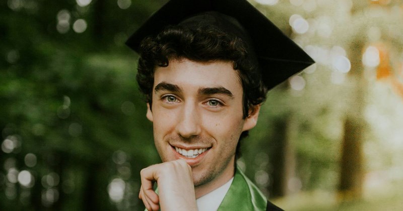 High school senior poses for his graduation photos after finding out his aunt won't be attending the ceremony due to her wedding.