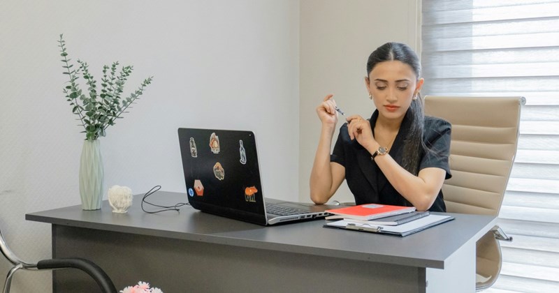 Boss forbids employee from leaving their desk, refusing to let them work from other locations in the office, employee confronts him: ‘I'm so fed up’