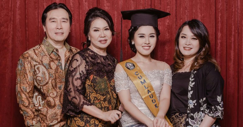 tuition graduation stepmom husband Party dad retirement mom money college Family - 45294853