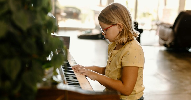 12-year-old daughter refuses to play piano for Grandma's birthday in front of entire family, leading aunt to defend her from demanding Mom: ‘She said no’