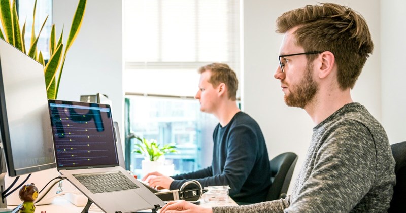 Employee takes over desk at work by leaving his trash all the time, coworker adds even more trash to it until manager notices and intervenes: ‘No more camping at the desks’ 