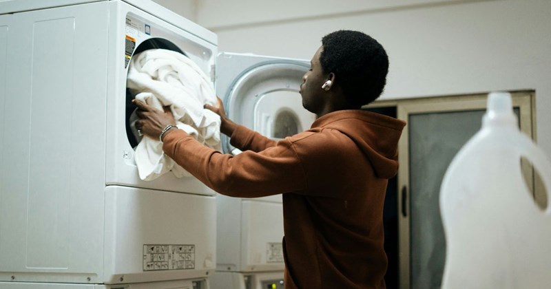 A young boyfriend does his girlfriend's roommate's laundry without realizing she's incredibly uncomfortable with him touching her clothes. 