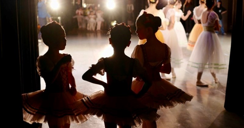 family drama choosing funeral dance Family blended family - 45743621