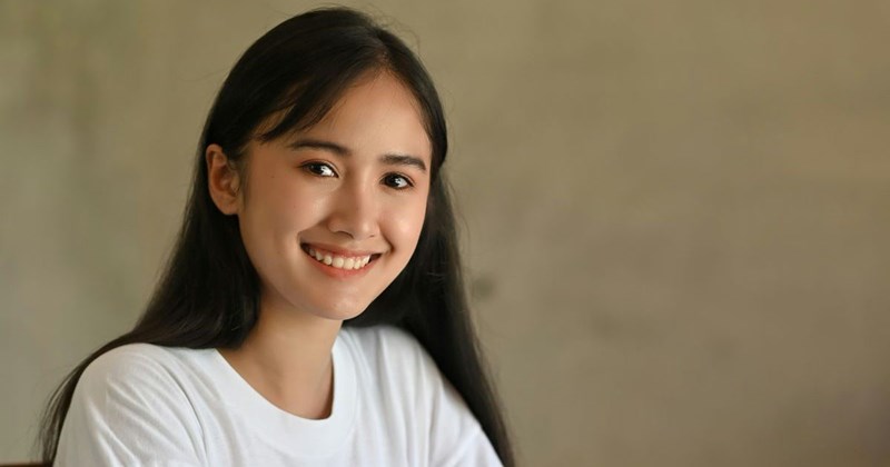 A young woman who has received a stipend for her University education but is worried that her mother will spend the money on household expenses
