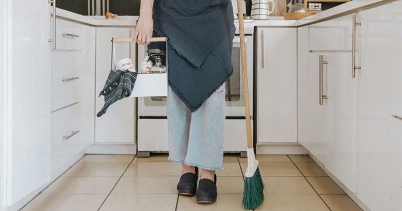 When the household chores won’t do themselves  I can’t say how many times my mother has tried this technique with me when I was a teenager, surprise: It never worked. I’m not saying I don’t do my household chores now; in fact, I just put all my clothes in the washing machine, I’m saying it didn’t work THEN. I had to learn this all by myself when I became independent, having countless issues with roomies.