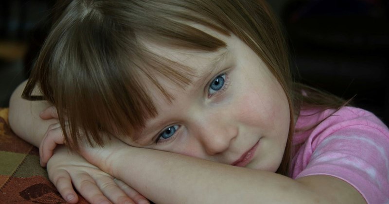 A little girl who does not want to wear a dress to her grandmother's house is incurring her mother's wrath for that refusal. 